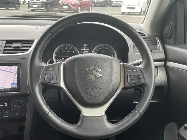 スズキ スイフト RS 熊本県 2013(平25)年 7.7万km パール 社外SDナビ/（BT/CD/DVD/USB/SD/AM/FM)/フルセグTV/バックカメラ/ETC/クルーズコントロール/革巻きステアリング/・パドルシフト/・ステアリングリモコン/布シート/・革調シートカバー/フルエアロ/・リアスポイラー/オートライト/・LEDヘッドライト、フォグライト/電動格納ミラー/・ミラーウィンカー/プッシュスタート/・スマートキー/純正フロアマット/純正ドアバイザー