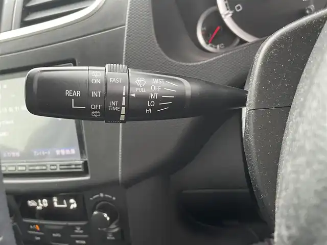 スズキ スイフト RS 熊本県 2013(平25)年 7.7万km パール 社外SDナビ/（BT/CD/DVD/USB/SD/AM/FM)/フルセグTV/バックカメラ/ETC/クルーズコントロール/革巻きステアリング/・パドルシフト/・ステアリングリモコン/布シート/・革調シートカバー/フルエアロ/・リアスポイラー/オートライト/・LEDヘッドライト、フォグライト/電動格納ミラー/・ミラーウィンカー/プッシュスタート/・スマートキー/純正フロアマット/純正ドアバイザー