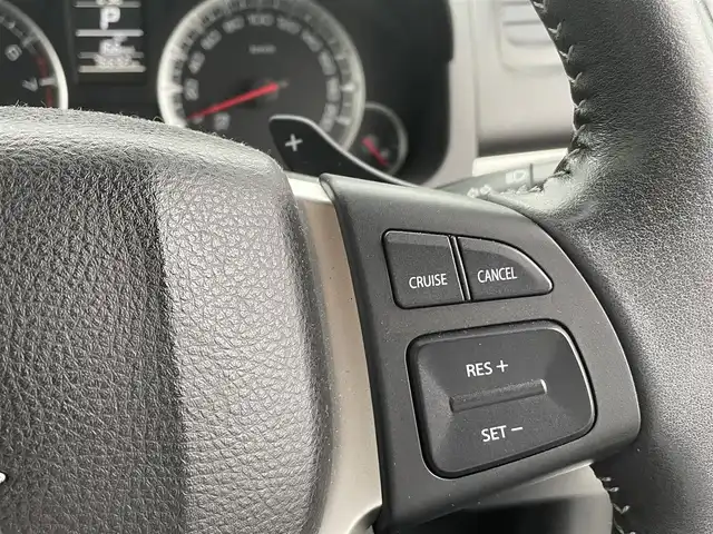 スズキ スイフト RS 熊本県 2013(平25)年 7.7万km パール 社外SDナビ/（BT/CD/DVD/USB/SD/AM/FM)/フルセグTV/バックカメラ/ETC/クルーズコントロール/革巻きステアリング/・パドルシフト/・ステアリングリモコン/布シート/・革調シートカバー/フルエアロ/・リアスポイラー/オートライト/・LEDヘッドライト、フォグライト/電動格納ミラー/・ミラーウィンカー/プッシュスタート/・スマートキー/純正フロアマット/純正ドアバイザー