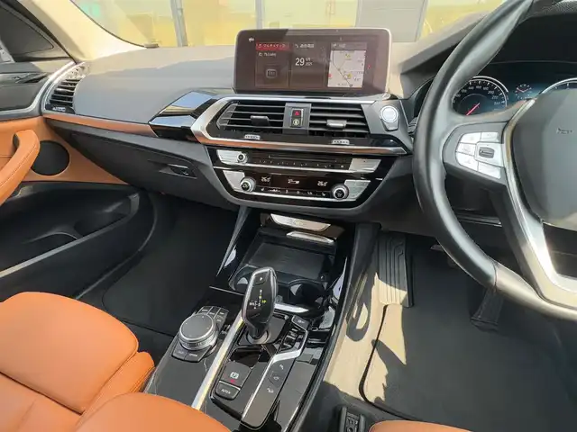 ＢＭＷ Ｘ３ 石川県 2018(平30)年 5.3万km ミネラルホワイト 茶革シート/純正ナビ/(BT/CD/DVD/ワンセグTV)/インテリジェントセーフティー/置くだけ充電/ブラインドスポットアシスト/4WD/アダプティブクルーズコントロール/電動リアゲート/シートヒーター(前席)/パワーシート(前席)/ルーフレール/純正19インチホイール/純正フロアマット/バックカメラ/アラウンドビューモニター