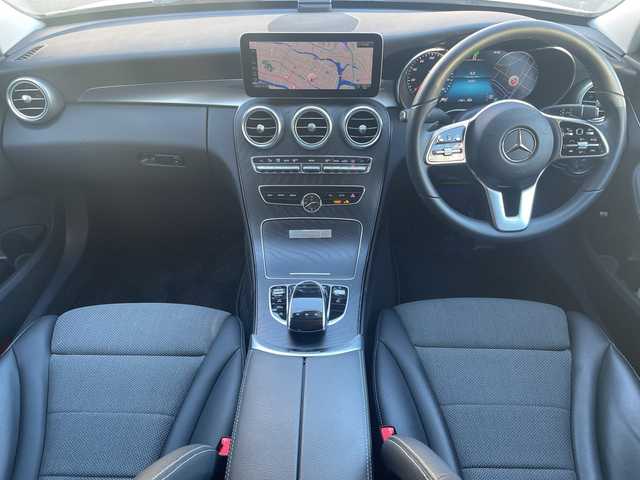 メルセデス・ベンツ Ｃ２００ 高知県 2020(令2)年 0.7万km 白 AMGライン/　・AMGスタイリングパッケージ/　・Mercedes-Benzロゴ付きブレーキキャリパー/　・ブラックアッシュウッドインテリアトリム/　・１８インチAMG５ツインスポークアルミホイール/　・ステンレスアクセル＆ブレーキペダル/レーダーセーフティパッケージ/　・アクティブディスタンスアシスト・ディストロニック/　・アクティブステアリングアシスト/　・アクティブブレーキブレーキアシスト/　・PRE-SAFEプラス/純正HDDナビ/　・10/25インチワイドディスプレイ/　・ＡＭ／ＦＭラジオ/　・フルセグテレビ/　・Bluetoothオーデイオ機能/　・Apple Car Play/Android Auto/純正ドライブレコーダー　