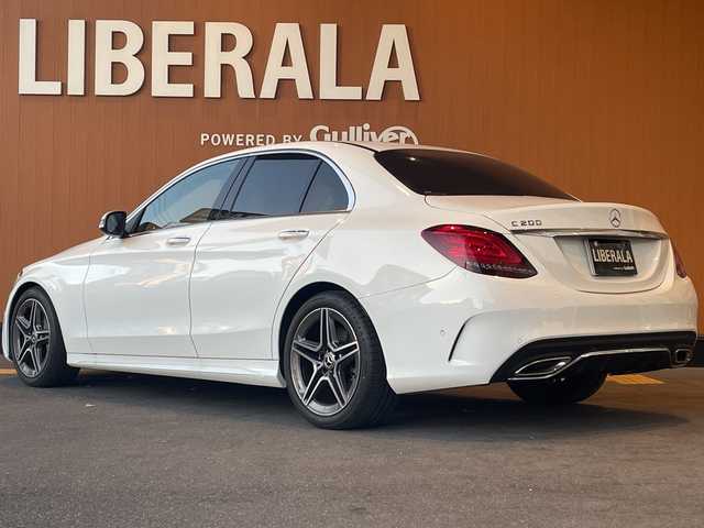 メルセデス・ベンツ Ｃ２００ 高知県 2020(令2)年 0.7万km 白 AMGライン/　・AMGスタイリングパッケージ/　・Mercedes-Benzロゴ付きブレーキキャリパー/　・ブラックアッシュウッドインテリアトリム/　・１８インチAMG５ツインスポークアルミホイール/　・ステンレスアクセル＆ブレーキペダル/レーダーセーフティパッケージ/　・アクティブディスタンスアシスト・ディストロニック/　・アクティブステアリングアシスト/　・アクティブブレーキブレーキアシスト/　・PRE-SAFEプラス/純正HDDナビ/　・10/25インチワイドディスプレイ/　・ＡＭ／ＦＭラジオ/　・フルセグテレビ/　・Bluetoothオーデイオ機能/　・Apple Car Play/Android Auto/純正ドライブレコーダー　