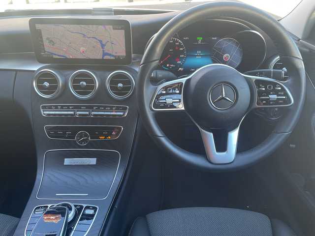 メルセデス・ベンツ Ｃ２００ 高知県 2020(令2)年 0.7万km 白 AMGライン/　・AMGスタイリングパッケージ/　・Mercedes-Benzロゴ付きブレーキキャリパー/　・ブラックアッシュウッドインテリアトリム/　・１８インチAMG５ツインスポークアルミホイール/　・ステンレスアクセル＆ブレーキペダル/レーダーセーフティパッケージ/　・アクティブディスタンスアシスト・ディストロニック/　・アクティブステアリングアシスト/　・アクティブブレーキブレーキアシスト/　・PRE-SAFEプラス/純正HDDナビ/　・10/25インチワイドディスプレイ/　・ＡＭ／ＦＭラジオ/　・フルセグテレビ/　・Bluetoothオーデイオ機能/　・Apple Car Play/Android Auto/純正ドライブレコーダー　