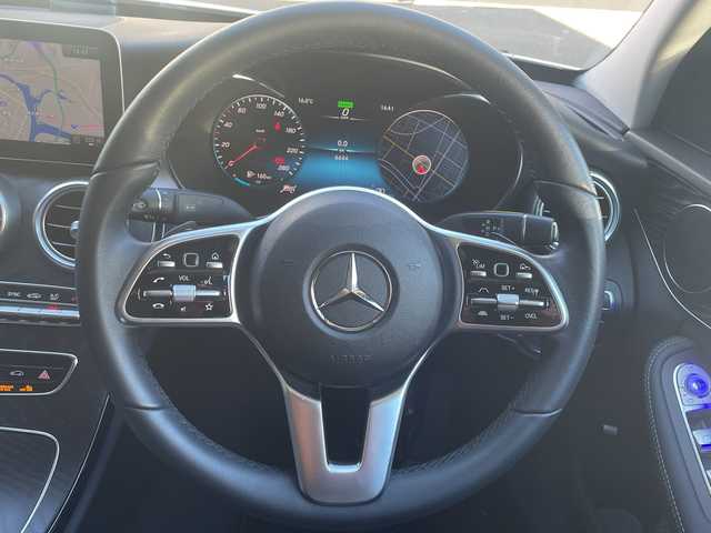 メルセデス・ベンツ Ｃ２００ 高知県 2020(令2)年 0.7万km 白 AMGライン/　・AMGスタイリングパッケージ/　・Mercedes-Benzロゴ付きブレーキキャリパー/　・ブラックアッシュウッドインテリアトリム/　・１８インチAMG５ツインスポークアルミホイール/　・ステンレスアクセル＆ブレーキペダル/レーダーセーフティパッケージ/　・アクティブディスタンスアシスト・ディストロニック/　・アクティブステアリングアシスト/　・アクティブブレーキブレーキアシスト/　・PRE-SAFEプラス/純正HDDナビ/　・10/25インチワイドディスプレイ/　・ＡＭ／ＦＭラジオ/　・フルセグテレビ/　・Bluetoothオーデイオ機能/　・Apple Car Play/Android Auto/純正ドライブレコーダー　