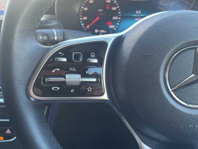 メルセデス・ベンツ Ｃ２００ 高知県 2020(令2)年 0.7万km 白 AMGライン/　・AMGスタイリングパッケージ/　・Mercedes-Benzロゴ付きブレーキキャリパー/　・ブラックアッシュウッドインテリアトリム/　・１８インチAMG５ツインスポークアルミホイール/　・ステンレスアクセル＆ブレーキペダル/レーダーセーフティパッケージ/　・アクティブディスタンスアシスト・ディストロニック/　・アクティブステアリングアシスト/　・アクティブブレーキブレーキアシスト/　・PRE-SAFEプラス/純正HDDナビ/　・10/25インチワイドディスプレイ/　・ＡＭ／ＦＭラジオ/　・フルセグテレビ/　・Bluetoothオーデイオ機能/　・Apple Car Play/Android Auto/純正ドライブレコーダー　