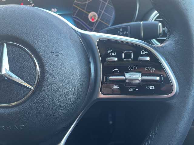 メルセデス・ベンツ Ｃ２００ 高知県 2020(令2)年 0.7万km 白 AMGライン/　・AMGスタイリングパッケージ/　・Mercedes-Benzロゴ付きブレーキキャリパー/　・ブラックアッシュウッドインテリアトリム/　・１８インチAMG５ツインスポークアルミホイール/　・ステンレスアクセル＆ブレーキペダル/レーダーセーフティパッケージ/　・アクティブディスタンスアシスト・ディストロニック/　・アクティブステアリングアシスト/　・アクティブブレーキブレーキアシスト/　・PRE-SAFEプラス/純正HDDナビ/　・10/25インチワイドディスプレイ/　・ＡＭ／ＦＭラジオ/　・フルセグテレビ/　・Bluetoothオーデイオ機能/　・Apple Car Play/Android Auto/純正ドライブレコーダー　