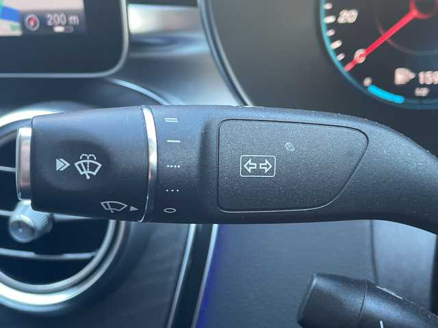 メルセデス・ベンツ Ｃ２００ 高知県 2020(令2)年 0.7万km 白 AMGライン/　・AMGスタイリングパッケージ/　・Mercedes-Benzロゴ付きブレーキキャリパー/　・ブラックアッシュウッドインテリアトリム/　・１８インチAMG５ツインスポークアルミホイール/　・ステンレスアクセル＆ブレーキペダル/レーダーセーフティパッケージ/　・アクティブディスタンスアシスト・ディストロニック/　・アクティブステアリングアシスト/　・アクティブブレーキブレーキアシスト/　・PRE-SAFEプラス/純正HDDナビ/　・10/25インチワイドディスプレイ/　・ＡＭ／ＦＭラジオ/　・フルセグテレビ/　・Bluetoothオーデイオ機能/　・Apple Car Play/Android Auto/純正ドライブレコーダー　