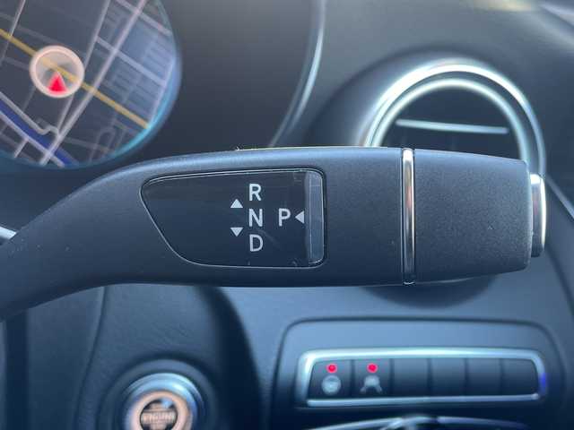 メルセデス・ベンツ Ｃ２００ 高知県 2020(令2)年 0.7万km 白 AMGライン/　・AMGスタイリングパッケージ/　・Mercedes-Benzロゴ付きブレーキキャリパー/　・ブラックアッシュウッドインテリアトリム/　・１８インチAMG５ツインスポークアルミホイール/　・ステンレスアクセル＆ブレーキペダル/レーダーセーフティパッケージ/　・アクティブディスタンスアシスト・ディストロニック/　・アクティブステアリングアシスト/　・アクティブブレーキブレーキアシスト/　・PRE-SAFEプラス/純正HDDナビ/　・10/25インチワイドディスプレイ/　・ＡＭ／ＦＭラジオ/　・フルセグテレビ/　・Bluetoothオーデイオ機能/　・Apple Car Play/Android Auto/純正ドライブレコーダー　