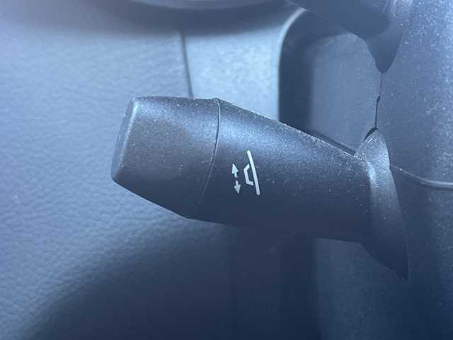 メルセデス・ベンツ Ｃ２００ 高知県 2020(令2)年 0.7万km 白 AMGライン/　・AMGスタイリングパッケージ/　・Mercedes-Benzロゴ付きブレーキキャリパー/　・ブラックアッシュウッドインテリアトリム/　・１８インチAMG５ツインスポークアルミホイール/　・ステンレスアクセル＆ブレーキペダル/レーダーセーフティパッケージ/　・アクティブディスタンスアシスト・ディストロニック/　・アクティブステアリングアシスト/　・アクティブブレーキブレーキアシスト/　・PRE-SAFEプラス/純正HDDナビ/　・10/25インチワイドディスプレイ/　・ＡＭ／ＦＭラジオ/　・フルセグテレビ/　・Bluetoothオーデイオ機能/　・Apple Car Play/Android Auto/純正ドライブレコーダー　