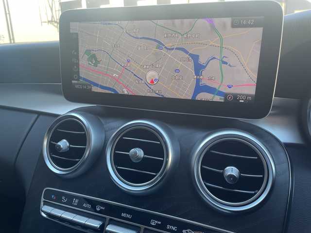 メルセデス・ベンツ Ｃ２００ 高知県 2020(令2)年 0.7万km 白 AMGライン/　・AMGスタイリングパッケージ/　・Mercedes-Benzロゴ付きブレーキキャリパー/　・ブラックアッシュウッドインテリアトリム/　・１８インチAMG５ツインスポークアルミホイール/　・ステンレスアクセル＆ブレーキペダル/レーダーセーフティパッケージ/　・アクティブディスタンスアシスト・ディストロニック/　・アクティブステアリングアシスト/　・アクティブブレーキブレーキアシスト/　・PRE-SAFEプラス/純正HDDナビ/　・10/25インチワイドディスプレイ/　・ＡＭ／ＦＭラジオ/　・フルセグテレビ/　・Bluetoothオーデイオ機能/　・Apple Car Play/Android Auto/純正ドライブレコーダー　