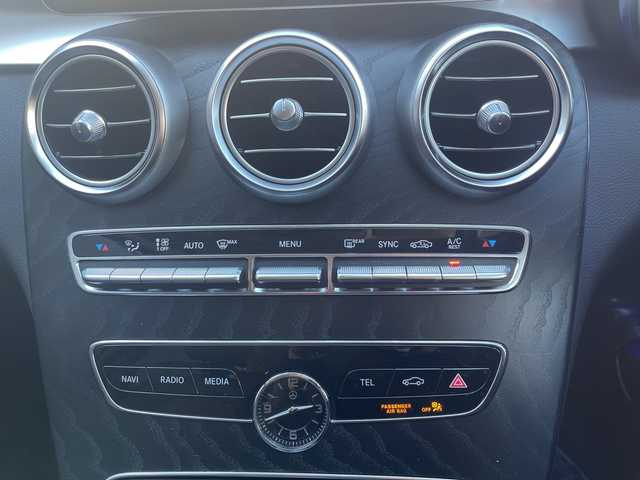 メルセデス・ベンツ Ｃ２００ 高知県 2020(令2)年 0.7万km 白 AMGライン/　・AMGスタイリングパッケージ/　・Mercedes-Benzロゴ付きブレーキキャリパー/　・ブラックアッシュウッドインテリアトリム/　・１８インチAMG５ツインスポークアルミホイール/　・ステンレスアクセル＆ブレーキペダル/レーダーセーフティパッケージ/　・アクティブディスタンスアシスト・ディストロニック/　・アクティブステアリングアシスト/　・アクティブブレーキブレーキアシスト/　・PRE-SAFEプラス/純正HDDナビ/　・10/25インチワイドディスプレイ/　・ＡＭ／ＦＭラジオ/　・フルセグテレビ/　・Bluetoothオーデイオ機能/　・Apple Car Play/Android Auto/純正ドライブレコーダー　