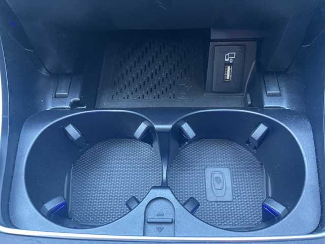 メルセデス・ベンツ Ｃ２００ 高知県 2020(令2)年 0.7万km 白 AMGライン/　・AMGスタイリングパッケージ/　・Mercedes-Benzロゴ付きブレーキキャリパー/　・ブラックアッシュウッドインテリアトリム/　・１８インチAMG５ツインスポークアルミホイール/　・ステンレスアクセル＆ブレーキペダル/レーダーセーフティパッケージ/　・アクティブディスタンスアシスト・ディストロニック/　・アクティブステアリングアシスト/　・アクティブブレーキブレーキアシスト/　・PRE-SAFEプラス/純正HDDナビ/　・10/25インチワイドディスプレイ/　・ＡＭ／ＦＭラジオ/　・フルセグテレビ/　・Bluetoothオーデイオ機能/　・Apple Car Play/Android Auto/純正ドライブレコーダー　