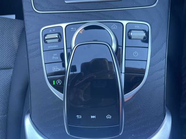 メルセデス・ベンツ Ｃ２００ 高知県 2020(令2)年 0.7万km 白 AMGライン/　・AMGスタイリングパッケージ/　・Mercedes-Benzロゴ付きブレーキキャリパー/　・ブラックアッシュウッドインテリアトリム/　・１８インチAMG５ツインスポークアルミホイール/　・ステンレスアクセル＆ブレーキペダル/レーダーセーフティパッケージ/　・アクティブディスタンスアシスト・ディストロニック/　・アクティブステアリングアシスト/　・アクティブブレーキブレーキアシスト/　・PRE-SAFEプラス/純正HDDナビ/　・10/25インチワイドディスプレイ/　・ＡＭ／ＦＭラジオ/　・フルセグテレビ/　・Bluetoothオーデイオ機能/　・Apple Car Play/Android Auto/純正ドライブレコーダー　