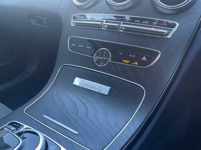 メルセデス・ベンツ Ｃ２００ 高知県 2020(令2)年 0.7万km 白 AMGライン/　・AMGスタイリングパッケージ/　・Mercedes-Benzロゴ付きブレーキキャリパー/　・ブラックアッシュウッドインテリアトリム/　・１８インチAMG５ツインスポークアルミホイール/　・ステンレスアクセル＆ブレーキペダル/レーダーセーフティパッケージ/　・アクティブディスタンスアシスト・ディストロニック/　・アクティブステアリングアシスト/　・アクティブブレーキブレーキアシスト/　・PRE-SAFEプラス/純正HDDナビ/　・10/25インチワイドディスプレイ/　・ＡＭ／ＦＭラジオ/　・フルセグテレビ/　・Bluetoothオーデイオ機能/　・Apple Car Play/Android Auto/純正ドライブレコーダー　