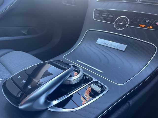 メルセデス・ベンツ Ｃ２００ 高知県 2020(令2)年 0.7万km 白 AMGライン/　・AMGスタイリングパッケージ/　・Mercedes-Benzロゴ付きブレーキキャリパー/　・ブラックアッシュウッドインテリアトリム/　・１８インチAMG５ツインスポークアルミホイール/　・ステンレスアクセル＆ブレーキペダル/レーダーセーフティパッケージ/　・アクティブディスタンスアシスト・ディストロニック/　・アクティブステアリングアシスト/　・アクティブブレーキブレーキアシスト/　・PRE-SAFEプラス/純正HDDナビ/　・10/25インチワイドディスプレイ/　・ＡＭ／ＦＭラジオ/　・フルセグテレビ/　・Bluetoothオーデイオ機能/　・Apple Car Play/Android Auto/純正ドライブレコーダー　