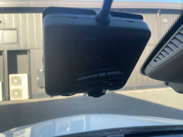 メルセデス・ベンツ Ｃ２００ 高知県 2020(令2)年 0.7万km 白 AMGライン/　・AMGスタイリングパッケージ/　・Mercedes-Benzロゴ付きブレーキキャリパー/　・ブラックアッシュウッドインテリアトリム/　・１８インチAMG５ツインスポークアルミホイール/　・ステンレスアクセル＆ブレーキペダル/レーダーセーフティパッケージ/　・アクティブディスタンスアシスト・ディストロニック/　・アクティブステアリングアシスト/　・アクティブブレーキブレーキアシスト/　・PRE-SAFEプラス/純正HDDナビ/　・10/25インチワイドディスプレイ/　・ＡＭ／ＦＭラジオ/　・フルセグテレビ/　・Bluetoothオーデイオ機能/　・Apple Car Play/Android Auto/純正ドライブレコーダー　