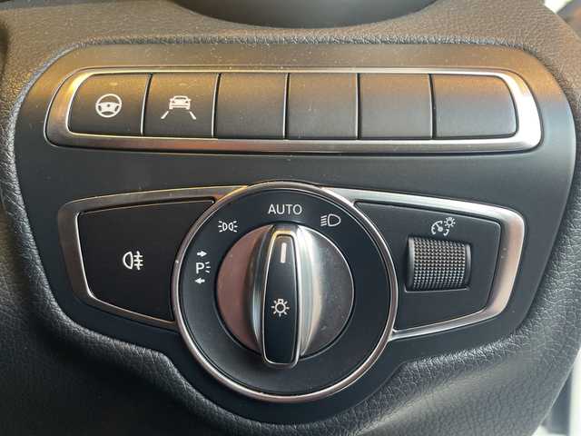 メルセデス・ベンツ Ｃ２００ 高知県 2020(令2)年 0.7万km 白 AMGライン/　・AMGスタイリングパッケージ/　・Mercedes-Benzロゴ付きブレーキキャリパー/　・ブラックアッシュウッドインテリアトリム/　・１８インチAMG５ツインスポークアルミホイール/　・ステンレスアクセル＆ブレーキペダル/レーダーセーフティパッケージ/　・アクティブディスタンスアシスト・ディストロニック/　・アクティブステアリングアシスト/　・アクティブブレーキブレーキアシスト/　・PRE-SAFEプラス/純正HDDナビ/　・10/25インチワイドディスプレイ/　・ＡＭ／ＦＭラジオ/　・フルセグテレビ/　・Bluetoothオーデイオ機能/　・Apple Car Play/Android Auto/純正ドライブレコーダー　