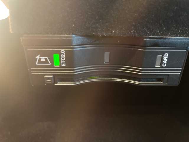 メルセデス・ベンツ Ｃ２００ 高知県 2020(令2)年 0.7万km 白 AMGライン/　・AMGスタイリングパッケージ/　・Mercedes-Benzロゴ付きブレーキキャリパー/　・ブラックアッシュウッドインテリアトリム/　・１８インチAMG５ツインスポークアルミホイール/　・ステンレスアクセル＆ブレーキペダル/レーダーセーフティパッケージ/　・アクティブディスタンスアシスト・ディストロニック/　・アクティブステアリングアシスト/　・アクティブブレーキブレーキアシスト/　・PRE-SAFEプラス/純正HDDナビ/　・10/25インチワイドディスプレイ/　・ＡＭ／ＦＭラジオ/　・フルセグテレビ/　・Bluetoothオーデイオ機能/　・Apple Car Play/Android Auto/純正ドライブレコーダー　