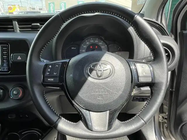トヨタ ヴィッツ F 長野県 2017(平29)年 4.1万km アバンギャルドブロンズメタリック 4WD/純正ナビ/・Bluetooth/TV/CD/DVD/バックカメラ/純正ETC/純正フロアマット/前後コーナーセンサー/電格ミラー/ドアバイザー/スペアキー1本/保証書/取り扱い説明書