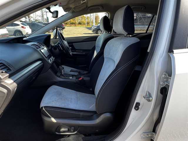 スバル インプレッサ ＸＶ ハイブリッド 2．0i－L アイサイト 道央・札幌 2014(平26)年 11.9万km サテンホワイトパール ４WD/社外SDナビ/AM/FM/BT/SD/CD/DVD/フルセグ/衝突被害軽減ブレーキ/アイサイト/横滑り防止装置/レーダークルーズコントロール/レーンキープアシスト/バックカメラ/ビルトインETC/前席パワーシート/革巻きステアリング/ステアリングリモコン/パドルシフト/MTモード付AT/プッシュスタート/スマートキー/キセノンヘッドライト/オートライト/フォグランプ/電動格納ミラー/ウィンカーミラー/純正フロアマット