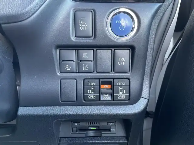 トヨタ ノア ハイブリッド Si ダブルバイビー 千葉県 2016(平28)年 14.2万km ホワイトパールクリスタルシャイン トヨタセーフティーセンス/・プリクラッシュセーフティー/・レーンキープアシスト/・オートマチックハイビーム/純正10インチSDナビ【NSZN-Z66T】/・CD/DVD/MSV/Bluetooth/フルセグTV/純正フリップダウンモニター【V9T-R59C】/両後パワースライドドア/クルーズコントロール/スマートキー/ハーフレザーシート/純正LEDヘッドライト/フォグランプ/純正16インチアルミホイール/ビルトインETC/ドアバイザー/本革巻きステアリング/新車時保証書＆取扱説明書