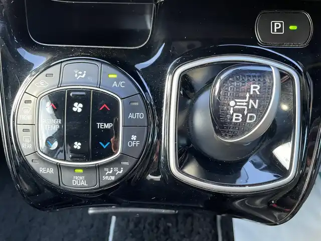 トヨタ ノア ハイブリッド Si ダブルバイビー 千葉県 2016(平28)年 14.2万km ホワイトパールクリスタルシャイン トヨタセーフティーセンス/・プリクラッシュセーフティー/・レーンキープアシスト/・オートマチックハイビーム/純正10インチSDナビ【NSZN-Z66T】/・CD/DVD/MSV/Bluetooth/フルセグTV/純正フリップダウンモニター【V9T-R59C】/両後パワースライドドア/クルーズコントロール/スマートキー/ハーフレザーシート/純正LEDヘッドライト/フォグランプ/純正16インチアルミホイール/ビルトインETC/ドアバイザー/本革巻きステアリング/新車時保証書＆取扱説明書