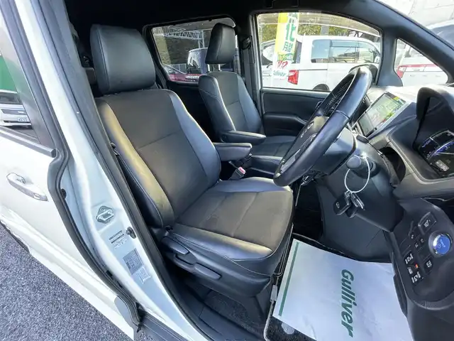 トヨタ ノア ハイブリッド Si ダブルバイビー 千葉県 2016(平28)年 14.2万km ホワイトパールクリスタルシャイン トヨタセーフティーセンス/・プリクラッシュセーフティー/・レーンキープアシスト/・オートマチックハイビーム/純正10インチSDナビ【NSZN-Z66T】/・CD/DVD/MSV/Bluetooth/フルセグTV/純正フリップダウンモニター【V9T-R59C】/両後パワースライドドア/クルーズコントロール/スマートキー/ハーフレザーシート/純正LEDヘッドライト/フォグランプ/純正16インチアルミホイール/ビルトインETC/ドアバイザー/本革巻きステアリング/新車時保証書＆取扱説明書