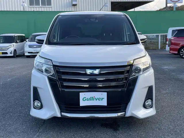 トヨタ ノア ハイブリッド Si ダブルバイビー 千葉県 2016(平28)年 14.2万km ホワイトパールクリスタルシャイン トヨタセーフティーセンス/・プリクラッシュセーフティー/・レーンキープアシスト/・オートマチックハイビーム/純正10インチSDナビ【NSZN-Z66T】/・CD/DVD/MSV/Bluetooth/フルセグTV/純正フリップダウンモニター【V9T-R59C】/両後パワースライドドア/クルーズコントロール/スマートキー/ハーフレザーシート/純正LEDヘッドライト/フォグランプ/純正16インチアルミホイール/ビルトインETC/ドアバイザー/本革巻きステアリング/新車時保証書＆取扱説明書