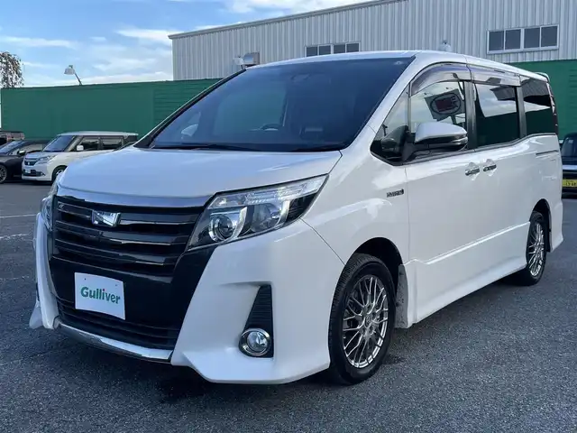 トヨタ ノア ハイブリッド Si ダブルバイビー 千葉県 2016(平28)年 14.2万km ホワイトパールクリスタルシャイン トヨタセーフティーセンス/・プリクラッシュセーフティー/・レーンキープアシスト/・オートマチックハイビーム/純正10インチSDナビ【NSZN-Z66T】/・CD/DVD/MSV/Bluetooth/フルセグTV/純正フリップダウンモニター【V9T-R59C】/両後パワースライドドア/クルーズコントロール/スマートキー/ハーフレザーシート/純正LEDヘッドライト/フォグランプ/純正16インチアルミホイール/ビルトインETC/ドアバイザー/本革巻きステアリング/新車時保証書＆取扱説明書