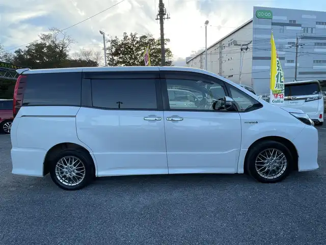 トヨタ ノア ハイブリッド Si ダブルバイビー 千葉県 2016(平28)年 14.2万km ホワイトパールクリスタルシャイン トヨタセーフティーセンス/・プリクラッシュセーフティー/・レーンキープアシスト/・オートマチックハイビーム/純正10インチSDナビ【NSZN-Z66T】/・CD/DVD/MSV/Bluetooth/フルセグTV/純正フリップダウンモニター【V9T-R59C】/両後パワースライドドア/クルーズコントロール/スマートキー/ハーフレザーシート/純正LEDヘッドライト/フォグランプ/純正16インチアルミホイール/ビルトインETC/ドアバイザー/本革巻きステアリング/新車時保証書＆取扱説明書