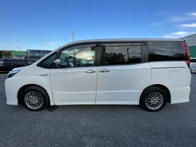 トヨタ ノア ハイブリッド Si ダブルバイビー 千葉県 2016(平28)年 14.2万km ホワイトパールクリスタルシャイン トヨタセーフティーセンス/・プリクラッシュセーフティー/・レーンキープアシスト/・オートマチックハイビーム/純正10インチSDナビ【NSZN-Z66T】/・CD/DVD/MSV/Bluetooth/フルセグTV/純正フリップダウンモニター【V9T-R59C】/両後パワースライドドア/クルーズコントロール/スマートキー/ハーフレザーシート/純正LEDヘッドライト/フォグランプ/純正16インチアルミホイール/ビルトインETC/ドアバイザー/本革巻きステアリング/新車時保証書＆取扱説明書