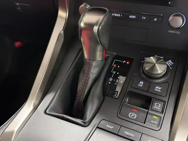レクサス ＮＸ 300h Fスポーツ 三重県 2018(平30)年 4.1万km レッドマイカクリスタルシャイン ハイブリッド/FF/MTモード付フロアCVT/純正 10.3インチナビ/（AM/FM/CD/DVD/SDREC/SD/USB/iPod/Bluetooth/Miracast/AUX/TV）/パノラミックビューモニター（シースルービュー機能付）*/ドライブレコーダー 前方/ビルトイン ETC2.0/LEXUS Safety Sytem＋/●プリクラッシュセーフティ［PCS］（ミリ波レーダー方式）/●レーンディパーチャーアラート（ステアリング操作支援付）/●アダプティブハイビームシステム*/●レーダークルコン（全車速追従機能付）/●クリアランスソナー＆バックソナー/・ブラインドスポットモニター＆リヤクロストラフィックアラート*/など/装備/・3眼フルLEDヘッドランプ*/・AC100Vコンセント（100W）*/・本アルミ（名栗調仕上げ/シルバー）インテリア*/・ハンズフリーパワーバックドア/・本革シート（赤革）/・シートヒーター＆ベンチレーション（D/N）/・パワーシート（Dランバーサポート付8way/N8way）/・電子パーキングブレーキ＆ブレーキホールド/・雨滴感応式フロントワイパー/・アクティブサウンドコントロール（ASC）/・純正18inAW/など/*…メーカーOP