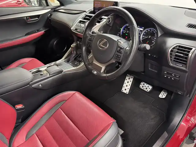 レクサス ＮＸ 300h Fスポーツ 三重県 2018(平30)年 4.1万km レッドマイカクリスタルシャイン ハイブリッド/FF/MTモード付フロアCVT/純正 10.3インチナビ/（AM/FM/CD/DVD/SDREC/SD/USB/iPod/Bluetooth/Miracast/AUX/TV）/パノラミックビューモニター（シースルービュー機能付）*/ドライブレコーダー 前方/ビルトイン ETC2.0/LEXUS Safety Sytem＋/●プリクラッシュセーフティ［PCS］（ミリ波レーダー方式）/●レーンディパーチャーアラート（ステアリング操作支援付）/●アダプティブハイビームシステム*/●レーダークルコン（全車速追従機能付）/●クリアランスソナー＆バックソナー/・ブラインドスポットモニター＆リヤクロストラフィックアラート*/など/装備/・3眼フルLEDヘッドランプ*/・AC100Vコンセント（100W）*/・本アルミ（名栗調仕上げ/シルバー）インテリア*/・ハンズフリーパワーバックドア/・本革シート（赤革）/・シートヒーター＆ベンチレーション（D/N）/・パワーシート（Dランバーサポート付8way/N8way）/・電子パーキングブレーキ＆ブレーキホールド/・雨滴感応式フロントワイパー/・アクティブサウンドコントロール（ASC）/・純正18inAW/など/*…メーカーOP