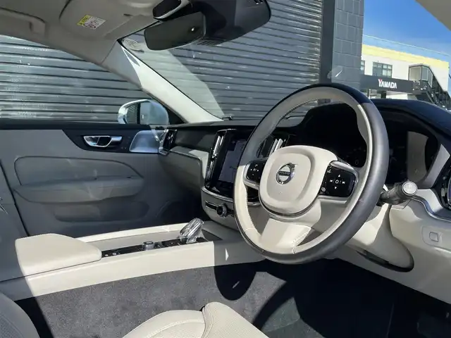 ボルボ Ｖ６０ B5 インスクリプション 三重県 2022(令4)年 1.8万km クリスタルホワイトP ワンオーナー/ラグジュアリーパッケージ/クライメイトパッケージ/サンルーフ　/Ｂｏｗｅｒｓ＆Ｗｉｌｋｉｎｓ　/全席シートヒーター　/ステアリングヒーター　/純正ナビ　/全方位カメラ　/カープレイ　/ＥＴＣ　/シートベンチレーション　/純正１８インチアルミ　/パイロットアシスト　/ＬＥＤ