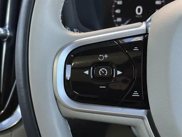 ボルボ Ｖ６０ B5 インスクリプション 三重県 2022(令4)年 1.8万km クリスタルホワイトP ワンオーナー/ラグジュアリーパッケージ/クライメイトパッケージ/サンルーフ　/Ｂｏｗｅｒｓ＆Ｗｉｌｋｉｎｓ　/全席シートヒーター　/ステアリングヒーター　/純正ナビ　/全方位カメラ　/カープレイ　/ＥＴＣ　/シートベンチレーション　/純正１８インチアルミ　/パイロットアシスト　/ＬＥＤ