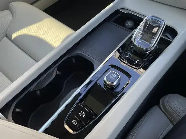 ボルボ Ｖ６０ B5 インスクリプション 三重県 2022(令4)年 1.8万km クリスタルホワイトP ワンオーナー/ラグジュアリーパッケージ/クライメイトパッケージ/サンルーフ　/Ｂｏｗｅｒｓ＆Ｗｉｌｋｉｎｓ　/全席シートヒーター　/ステアリングヒーター　/純正ナビ　/全方位カメラ　/カープレイ　/ＥＴＣ　/シートベンチレーション　/純正１８インチアルミ　/パイロットアシスト　/ＬＥＤ