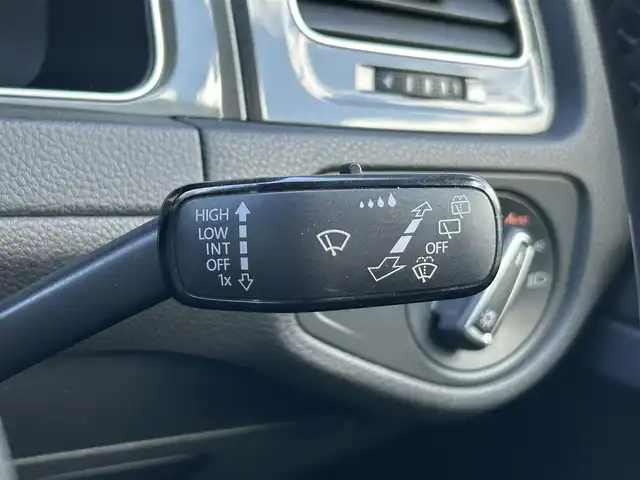 フォルクスワーゲン ゴルフ TSIコンフォートライン 福岡県 2019(令1)年 5.6万km 黒 ワンオーナー/デジタルメータークラスター（Active Info Display)/Volkswagen純正インフォテイメントシステム（Discover Pro）/・Apple Car Play/・android Auto/・Bluetooth接続/ACC（全車速追従機能付）/レーンキープアシストシステム/ドライブレコーダー/プリクラッシュブレーキシステム/プロアクティブ・オキュパント・プロテクション/プッシュスタート/ETC2.0/バックカメラ/フルセグテレビ/ビルトインETC/Bluetooth接続/純正アルミホイール/純正フロアマット/LEDヘッドライト/オートライト/アイドリングストップ