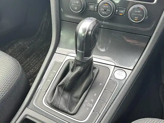 フォルクスワーゲン ゴルフ TSIコンフォートライン 福岡県 2019(令1)年 5.6万km 黒 ワンオーナー/デジタルメータークラスター（Active Info Display)/Volkswagen純正インフォテイメントシステム（Discover Pro）/・Apple Car Play/・android Auto/・Bluetooth接続/ACC（全車速追従機能付）/レーンキープアシストシステム/ドライブレコーダー/プリクラッシュブレーキシステム/プロアクティブ・オキュパント・プロテクション/プッシュスタート/ETC2.0/バックカメラ/フルセグテレビ/ビルトインETC/Bluetooth接続/純正アルミホイール/純正フロアマット/LEDヘッドライト/オートライト/アイドリングストップ