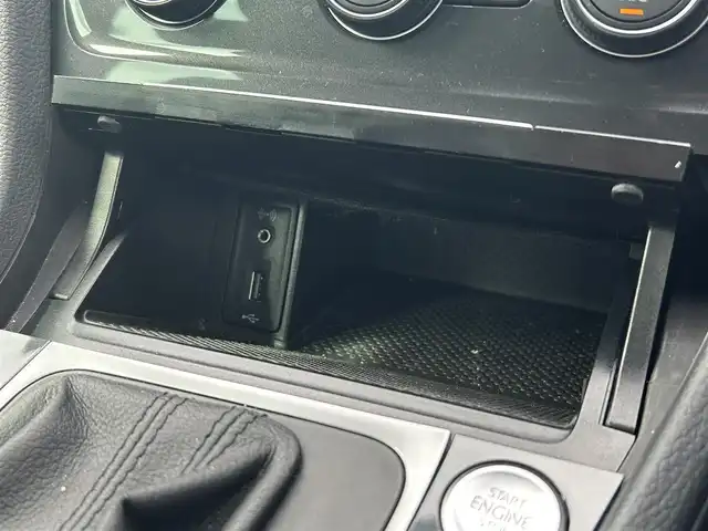 フォルクスワーゲン ゴルフ TSIコンフォートライン 福岡県 2019(令1)年 5.6万km 黒 ワンオーナー/デジタルメータークラスター（Active Info Display)/Volkswagen純正インフォテイメントシステム（Discover Pro）/・Apple Car Play/・android Auto/・Bluetooth接続/ACC（全車速追従機能付）/レーンキープアシストシステム/ドライブレコーダー/プリクラッシュブレーキシステム/プロアクティブ・オキュパント・プロテクション/プッシュスタート/ETC2.0/バックカメラ/フルセグテレビ/ビルトインETC/Bluetooth接続/純正アルミホイール/純正フロアマット/LEDヘッドライト/オートライト/アイドリングストップ