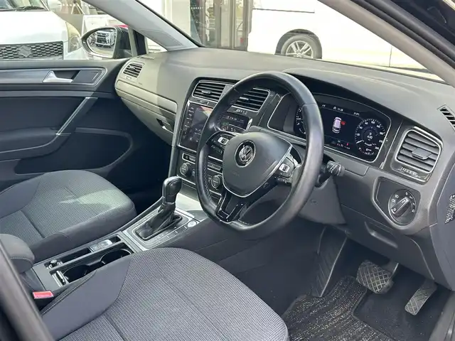 フォルクスワーゲン ゴルフ TSIコンフォートライン 福岡県 2019(令1)年 5.6万km 黒 ワンオーナー/デジタルメータークラスター（Active Info Display)/Volkswagen純正インフォテイメントシステム（Discover Pro）/・Apple Car Play/・android Auto/・Bluetooth接続/ACC（全車速追従機能付）/レーンキープアシストシステム/ドライブレコーダー/プリクラッシュブレーキシステム/プロアクティブ・オキュパント・プロテクション/プッシュスタート/ETC2.0/バックカメラ/フルセグテレビ/ビルトインETC/Bluetooth接続/純正アルミホイール/純正フロアマット/LEDヘッドライト/オートライト/アイドリングストップ