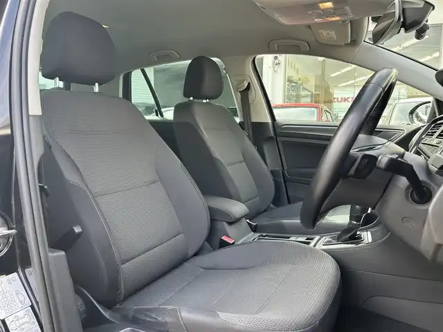 フォルクスワーゲン ゴルフ TSIコンフォートライン 福岡県 2019(令1)年 5.6万km 黒 ワンオーナー/デジタルメータークラスター（Active Info Display)/Volkswagen純正インフォテイメントシステム（Discover Pro）/・Apple Car Play/・android Auto/・Bluetooth接続/ACC（全車速追従機能付）/レーンキープアシストシステム/ドライブレコーダー/プリクラッシュブレーキシステム/プロアクティブ・オキュパント・プロテクション/プッシュスタート/ETC2.0/バックカメラ/フルセグテレビ/ビルトインETC/Bluetooth接続/純正アルミホイール/純正フロアマット/LEDヘッドライト/オートライト/アイドリングストップ