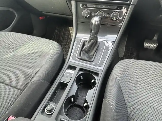 フォルクスワーゲン ゴルフ TSIコンフォートライン 福岡県 2019(令1)年 5.6万km 黒 ワンオーナー/デジタルメータークラスター（Active Info Display)/Volkswagen純正インフォテイメントシステム（Discover Pro）/・Apple Car Play/・android Auto/・Bluetooth接続/ACC（全車速追従機能付）/レーンキープアシストシステム/ドライブレコーダー/プリクラッシュブレーキシステム/プロアクティブ・オキュパント・プロテクション/プッシュスタート/ETC2.0/バックカメラ/フルセグテレビ/ビルトインETC/Bluetooth接続/純正アルミホイール/純正フロアマット/LEDヘッドライト/オートライト/アイドリングストップ