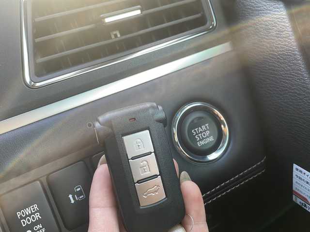 三菱 デリカＤ：５ シャモニー 秋田県 2025(令7)年 1.3万km ホワイトダイヤモンド 4WD/フリップダウンモニター/アルパインナビ/　　CD/DVD/BT/フルセグTV/バックカメラ/両側パワースライドドア/電動リアゲート/レーダークルーズコントロール/LEDオートライト/ハーフレザーシート/前席シートヒーター/運転席パワーシート/純正18インチアルミホイール/ルーフキャリア/ステアリングヒーター/パドルシフト/USBポート/スマートキー/ビルトインETC