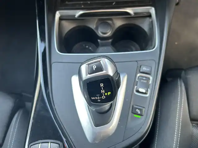 ＢＭＷ １１８ｉ スポーツ 愛知県 2018(平30)年 10.1万km サファイアブラックP 純正HDDナビ(FM/AM/CD/DVD/USB)/インテリジェントセーフ/パーク・ディスタンス・コントロール/バックカメラ/ターボ/HIDヘッドライト/フォグランプ/純正AW16インチ/電動格納ミラー/純正フロアマット/アイドリングストップ/ETC/プッシュスタート/リモコンキー・スペアキー１本/ステアリングリモコン/ABS/取扱説明書・保証書