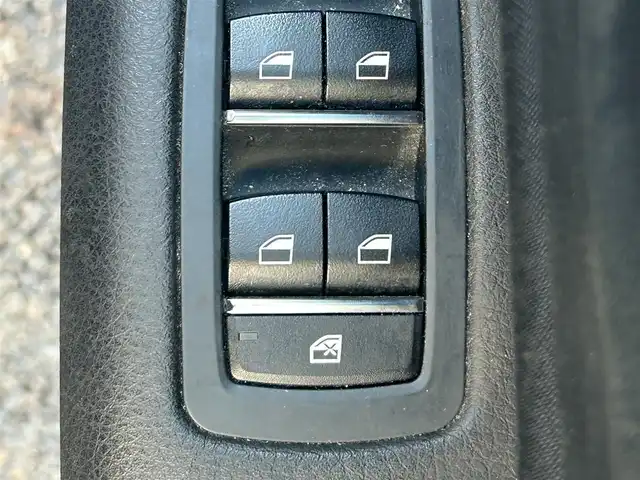 ＢＭＷ １１８ｉ スポーツ 愛知県 2018(平30)年 10.1万km サファイアブラックP 純正HDDナビ(FM/AM/CD/DVD/USB)/インテリジェントセーフ/パーク・ディスタンス・コントロール/バックカメラ/ターボ/HIDヘッドライト/フォグランプ/純正AW16インチ/電動格納ミラー/純正フロアマット/アイドリングストップ/ETC/プッシュスタート/リモコンキー・スペアキー１本/ステアリングリモコン/ABS/取扱説明書・保証書