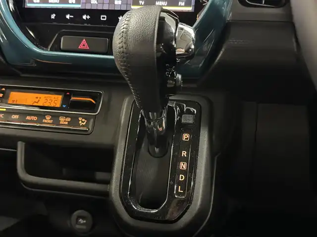 スズキ ハスラー HYBRID X 三重県 2020(令2)年 7.3万km デニムブルー ガンメタリック 2トーン マイルドハイブリッド/FF/インパネCVT/【OP】純正 9インチメモリーナビ/（CD/DVD/TV/FM/AM/Bluetooth/USB/iPod/SmartPhoneLink/AppleCarPlay/AndroidAuto）/【OP】全方位モニター/スズキセーフティサポート/・デュアルカメラブレーキサポート/・車線逸脱警報機能／ふらつき警報機能/・リヤパーキングセンサー/・標識認識機能（車両進入禁止、はみ出し通行禁止、最高速度、一時停止）/・先行車発進お知らせ機能/など/装備/・シートヒーター（D/N）/・オートエアコン/・オートライト/・LED ヘッドランプ＋フロントフォグランプ/・ハイビームアシスト/・ステアリングスイッチ/・プッシュスタート/・電動格納ドアミラー（ウインカーランプ付）/・純正15inAW/・保/・スマートキーx2/など