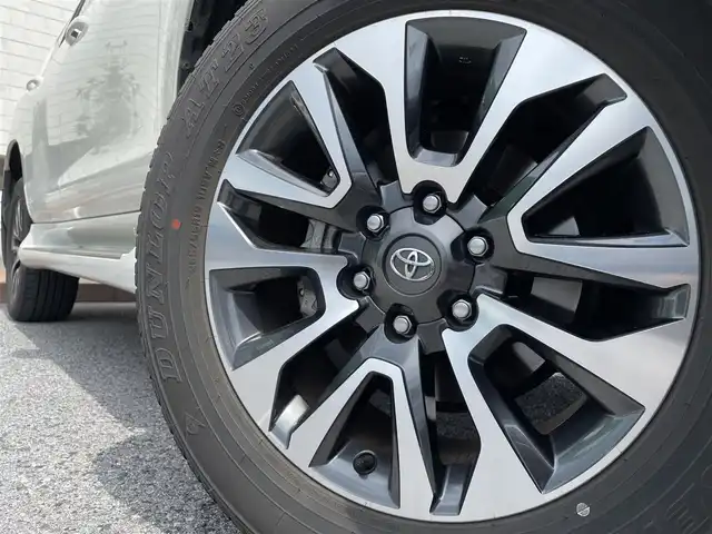 トヨタ ランドクルーザー プラド TX Lパッケージ 滋賀県 2023(令5)年 2.2万km ホワイトパールクリスタルシャイン 4WD/サンルーフ/モデリスタエアロ/オールシーズンタイヤ/ルーフレール/社外9インチナビ【AVIC-CQ912】/（AM/FM/フルセグ/CD/DVD/Bluetooth/HDMI/USB/AUX）/バックカメラ/ビルトインETC/トヨタセーフティセンス/・踏み間違い防止アシスト	/・ブレーキアシスト/・衝突軽減装置/・ヒルスタート（坂道発進）アシスト/・前方衝突防止支援システム/・ABS（アンチロックブレーキシステム）	/・TCS（トラクションコントロールシステム）/・VDC（ビークルダイナミクスコントロール）/・ASCD（オートスピードコントロール装置）/・標識検知機能/・コーナーセンサー/運転席・助手席シートヒーター/運転席・助手席シートベンチレーション/ベージュ革シート/パワーシート/メモリーシート/電動格納ミラー/ステアリングスイッチ/オートライト/オートハイビーム/LEDヘッドライト/フロントフォグ/フルオートエアコン/プッシュスタート/スマートキー/純正フロアマット積込/純正シフトノブ積込