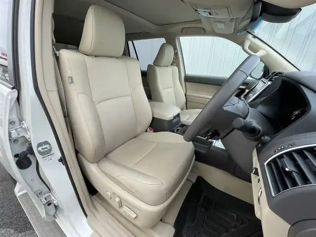 トヨタ ランドクルーザー プラド TX Lパッケージ 滋賀県 2023(令5)年 2.2万km ホワイトパールクリスタルシャイン 4WD/サンルーフ/モデリスタエアロ/オールシーズンタイヤ/ルーフレール/社外9インチナビ【AVIC-CQ912】/（AM/FM/フルセグ/CD/DVD/Bluetooth/HDMI/USB/AUX）/バックカメラ/ビルトインETC/トヨタセーフティセンス/・踏み間違い防止アシスト	/・ブレーキアシスト/・衝突軽減装置/・ヒルスタート（坂道発進）アシスト/・前方衝突防止支援システム/・ABS（アンチロックブレーキシステム）	/・TCS（トラクションコントロールシステム）/・VDC（ビークルダイナミクスコントロール）/・ASCD（オートスピードコントロール装置）/・標識検知機能/・コーナーセンサー/運転席・助手席シートヒーター/運転席・助手席シートベンチレーション/ベージュ革シート/パワーシート/メモリーシート/電動格納ミラー/ステアリングスイッチ/オートライト/オートハイビーム/LEDヘッドライト/フロントフォグ/フルオートエアコン/プッシュスタート/スマートキー/純正フロアマット積込/純正シフトノブ積込