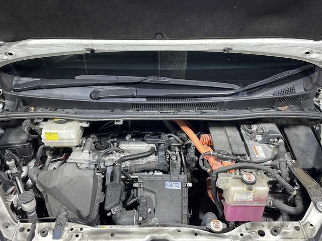 トヨタ ノア ハイブリッド Si ダブルバイビー 沖縄県 2018(平30)年 8.2万km ホワイトパールクリスタルシャイン 禁煙車　/７人乗り　/純正９インチナビ　/（フルセグＴＶ　ＣＤ　ＤＶＤ　Ｂｌｕｅｔｏｏｔｈ）　/純正フリップダウンモニター　/両側パワースライドドア　/前後ドライブレコーダー　/ビルトインＥＴＣ２．０/トヨタセーフティセンス/・プリクラッシュセーフティ/・レーンディパーチャーアラート/・オートマチックハイビーム/クルーズコントロール/ステアリングスイッチ/ハーフレザーシート/シートヒーター/LEDヘッドライト/純正アルミホイール