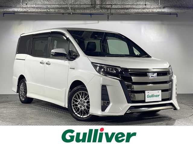 トヨタ ノア ハイブリッド Si ダブルバイビー 沖縄県 2018(平30)年 8.2万km ホワイトパールクリスタルシャイン 禁煙車　/７人乗り　/純正９インチナビ　/（フルセグＴＶ　ＣＤ　ＤＶＤ　Ｂｌｕｅｔｏｏｔｈ）　/純正フリップダウンモニター　/両側パワースライドドア　/前後ドライブレコーダー　/ビルトインＥＴＣ２．０/トヨタセーフティセンス/・プリクラッシュセーフティ/・レーンディパーチャーアラート/・オートマチックハイビーム/クルーズコントロール/ステアリングスイッチ/ハーフレザーシート/シートヒーター/LEDヘッドライト/純正アルミホイール